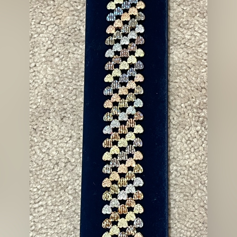 Beautiful Danbury Mint heart bracelet. Gold, silver and rose gold tones. - Picture 4 of 11